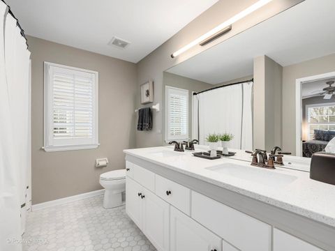 Tiny photo for 525 S Oak Avenue, Westmont, IL 60559 (MLS # 12573030)