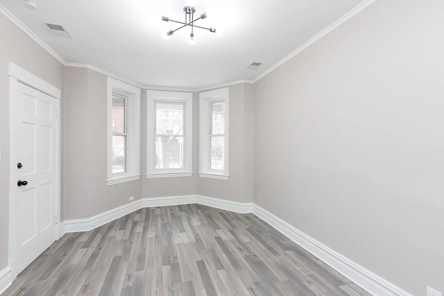 2934 N Sawyer Avenue