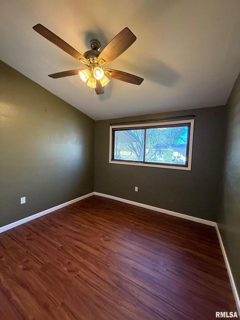 Tiny photo for 606 W KENNEDY Drive, Desoto, IL 62966 (MLS # QC4269238)