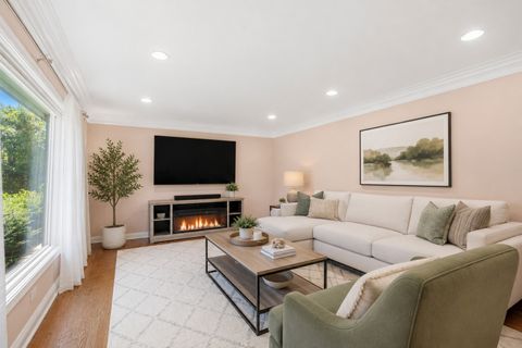 Tiny photo for 802 E HACKBERRY Drive, Arlington Heights, IL 60004 (MLS # 12685096)