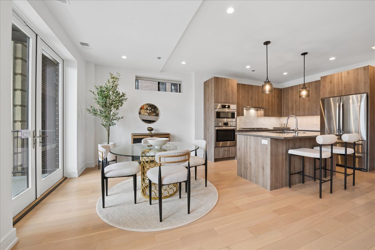 434 W Melrose Street 602