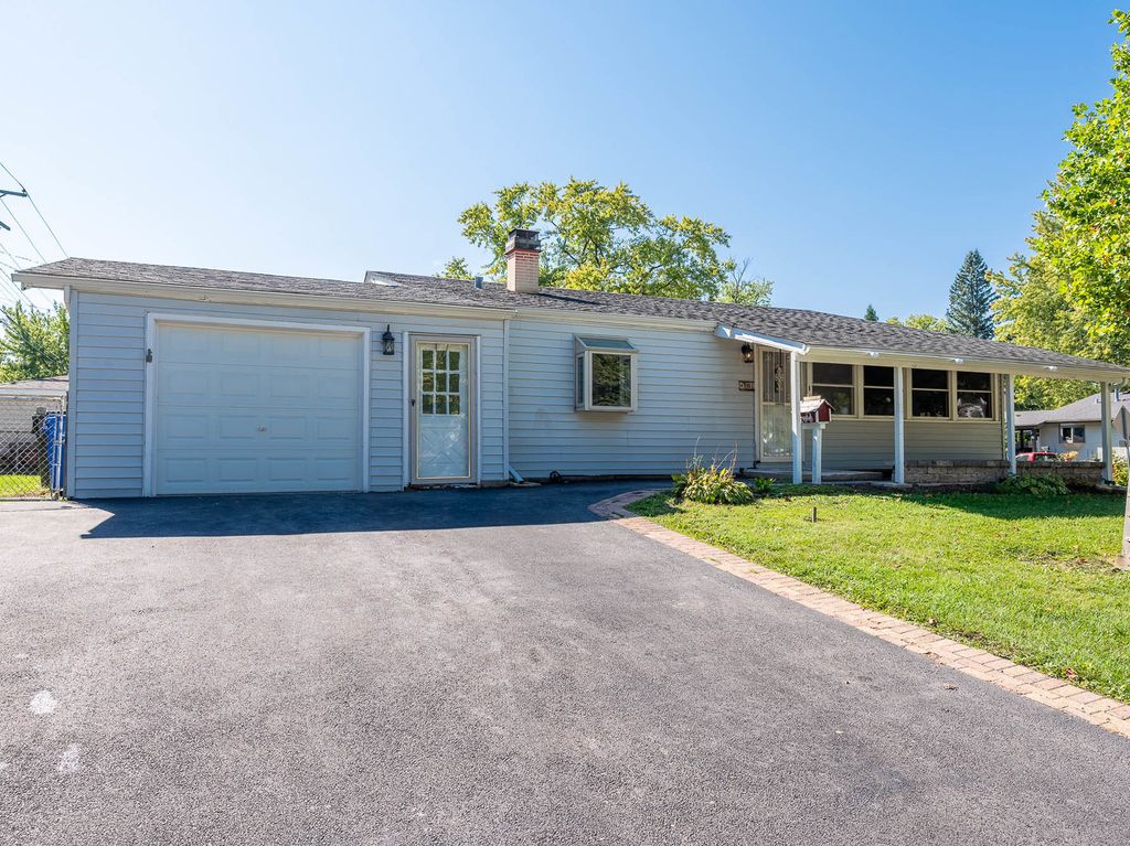 Photo for 901 Garfield Drive, Carpentersville, IL 60110 (MLS # 12486236)