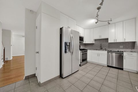 Tiny photo for 2006 W Farwell Avenue, Chicago, IL 60645 (MLS # 12523982)