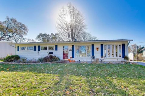 Photo of 18323 W Woodland Terrace, Gurnee, IL 60031 (MLS # 12515772)