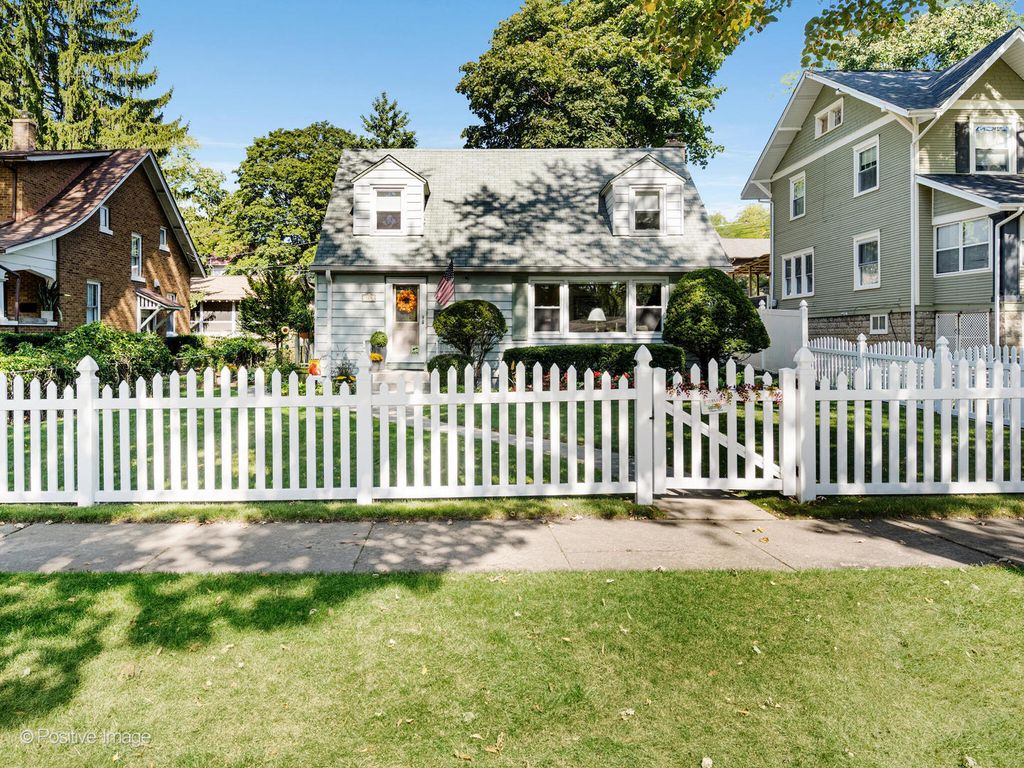 Photo for 325 E York Avenue, West Chicago, IL 60185 (MLS # 12480872)