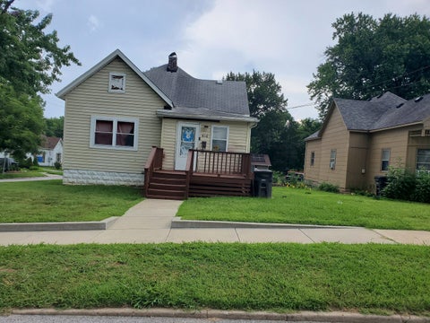 Tiny photo for 410 W SYCAMORE Street, Carbondale, IL 62901 (MLS # EB458564)