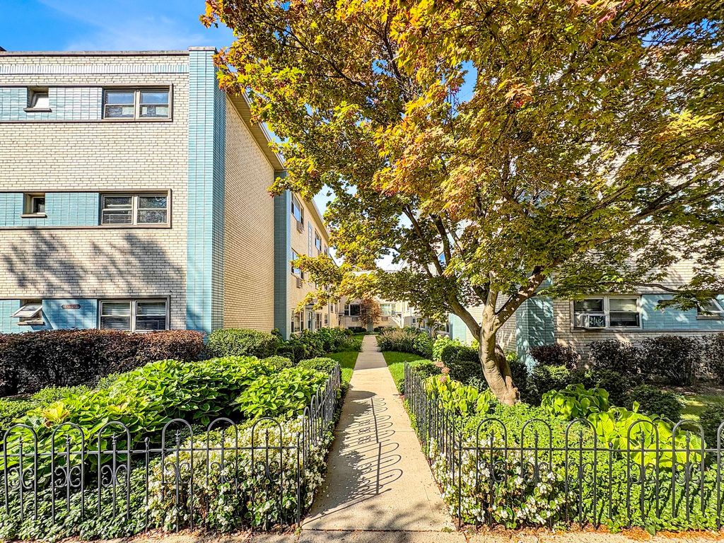 Photo for 4854 N Paulina Street #1W, Chicago, IL 60640 (MLS # 12485689)