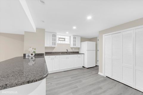 Tiny photo for 2112 Portsmouth Avenue, Westchester, IL 60154 (MLS # 12625795)