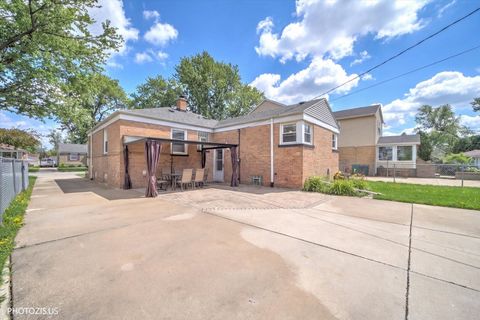 Tiny photo for 2112 Portsmouth Avenue, Westchester, IL 60154 (MLS # 12625795)