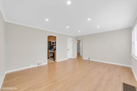 Tiny photo for 2112 Portsmouth Avenue, Westchester, IL 60154 (MLS # 12625795)