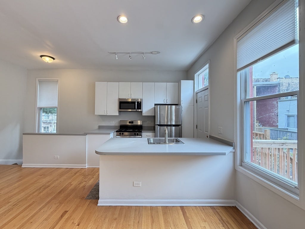 1129 N WINCHESTER Avenue CH2