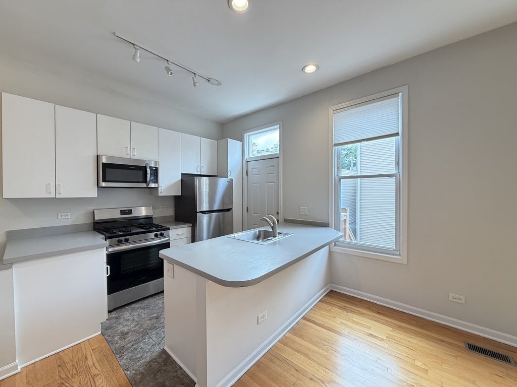1129 N WINCHESTER Avenue CH2