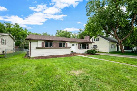Photo of 360 Poplar Street, Crystal Lake, IL 60014 (MLS # 12465630)