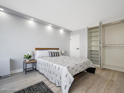 Tiny photo for 6157 N Sheridan Road #9J, Chicago, IL 60660 (MLS # 12642417)