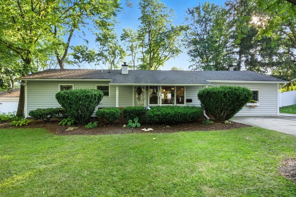 Photo for 1316 Brandywine Circle, Batavia, IL 60510 (MLS # 12483084)