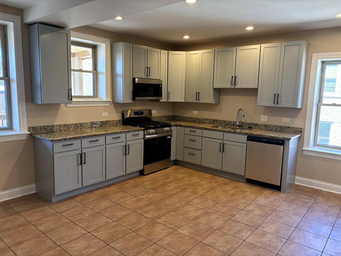 7516 N Damen Avenue 3