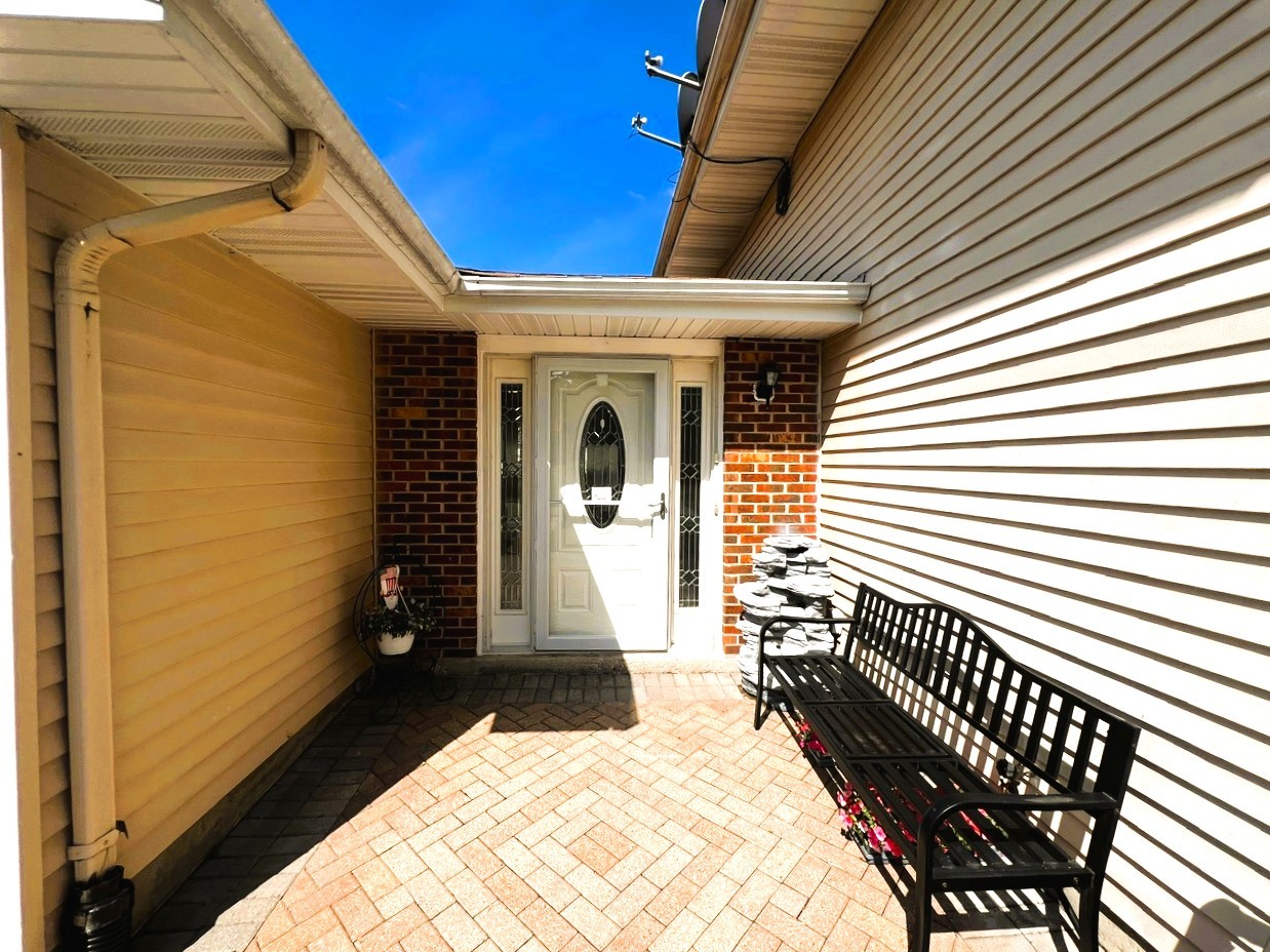 884 Lakeside Drive