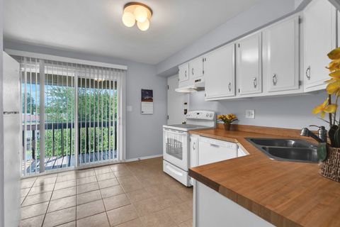 Tiny photo for 672 Daisy Lane #312, Roselle, IL 60172 (MLS # 12460120)
