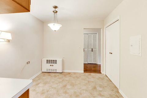Tiny photo for 720 Oakton Street #3B, Evanston, IL 60202 (MLS # 12600787)