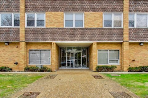 Tiny photo for 720 Oakton Street #3B, Evanston, IL 60202 (MLS # 12600787)
