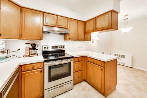 Tiny photo for 720 Oakton Street #3B, Evanston, IL 60202 (MLS # 12600787)
