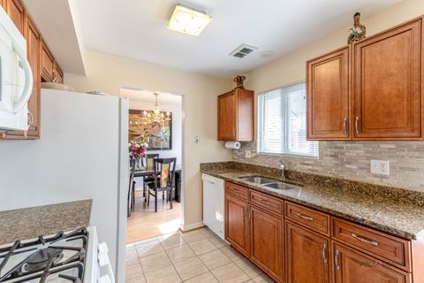 Tiny photo for 2 SANDHURST Road, Mundelein, IL 60060 (MLS # 12633710)