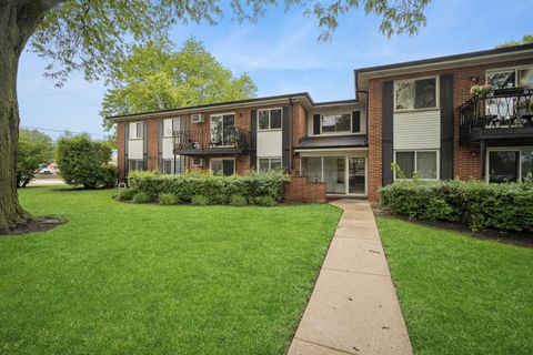 Photo of 2443 E Brandenberry Court #1B, Arlington Heights, IL 60004 (MLS # 12478875)