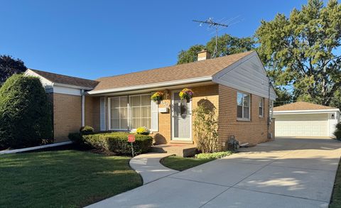 Tiny photo for 1440 S 4th Avenue, Des Plaines, IL 60018 (MLS # 12492149)