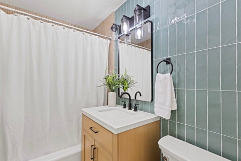 Tiny photo for 221 W Sheridan Place, Lake Bluff, IL 60044 (MLS # 12648798)