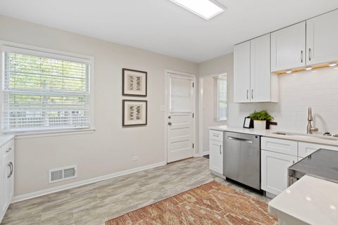 Tiny photo for 221 W Sheridan Place, Lake Bluff, IL 60044 (MLS # 12648798)