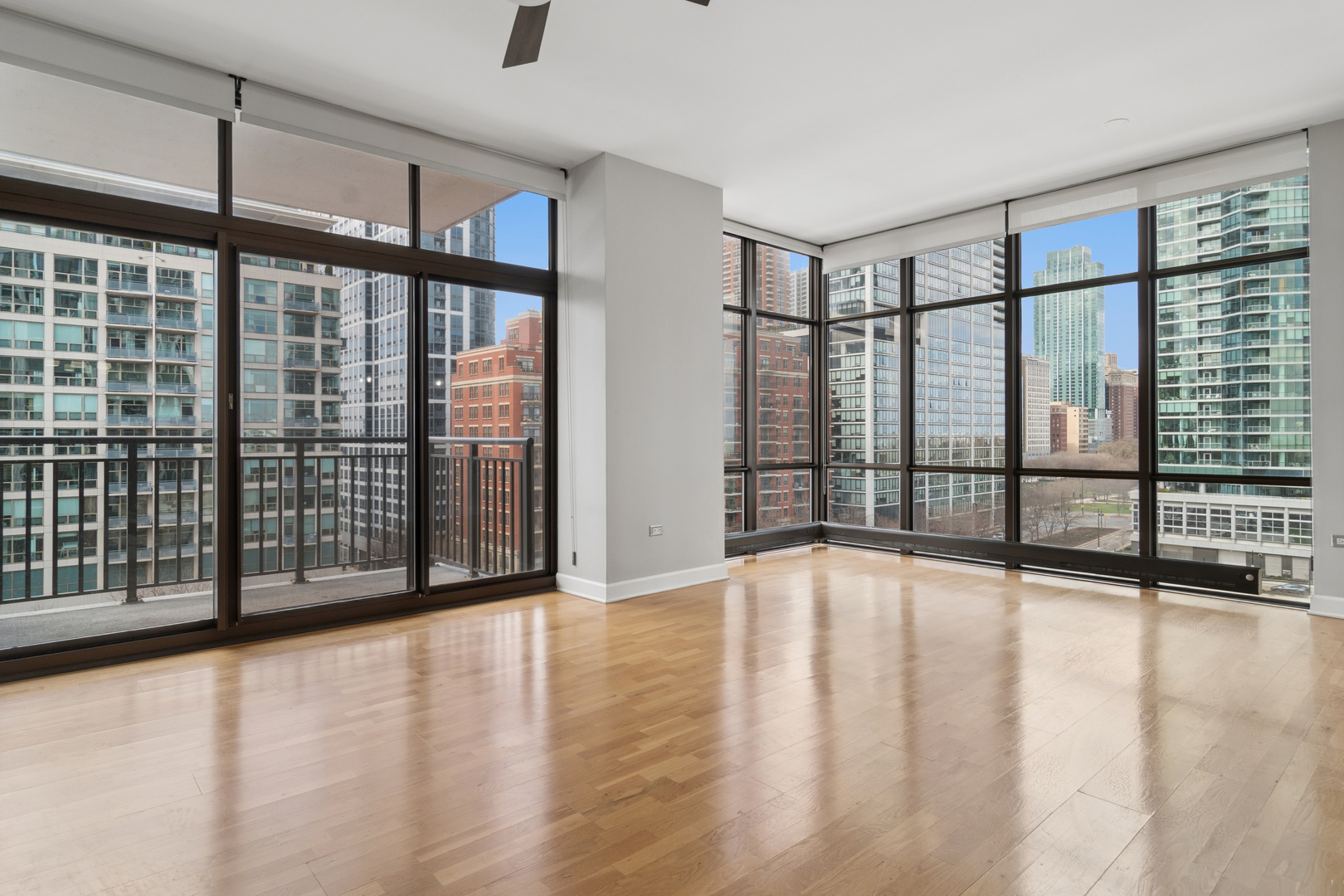 1322 S Prairie Avenue 913