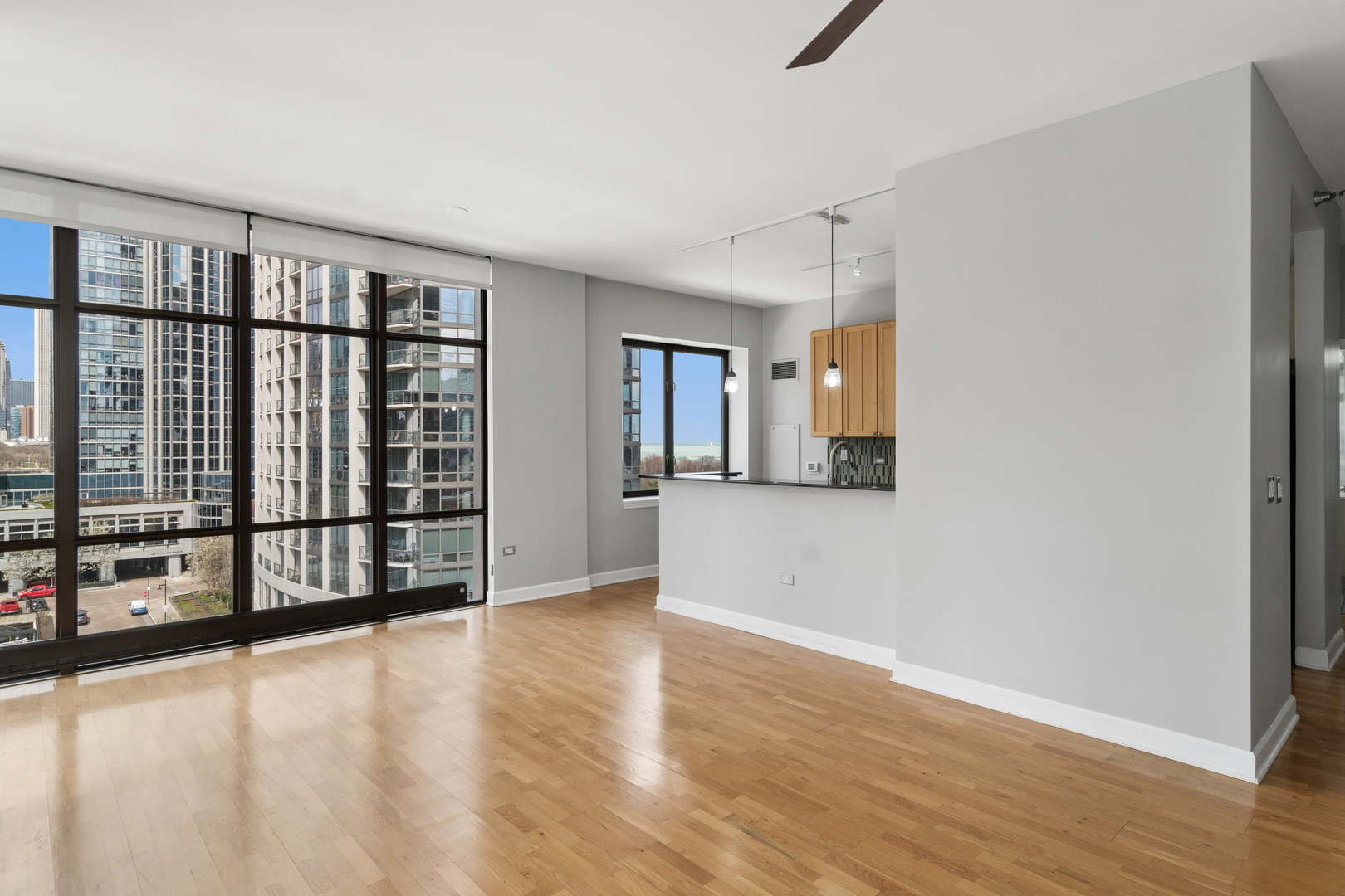 1322 S Prairie Avenue 913