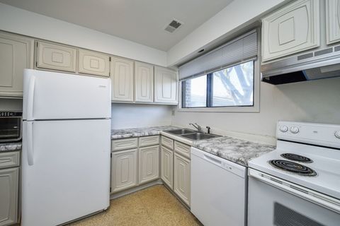 Tiny photo for 478 Raintree Court #2B, Glen Ellyn, IL 60137 (MLS # 12508430)