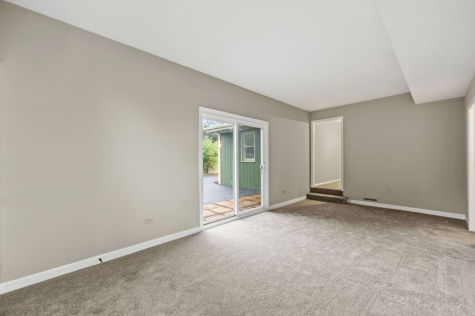 Carpentersville, Illinois 60110, United States, 3 Bedrooms Bedrooms, ,2 BathroomsBathrooms,Residential,Active,228753