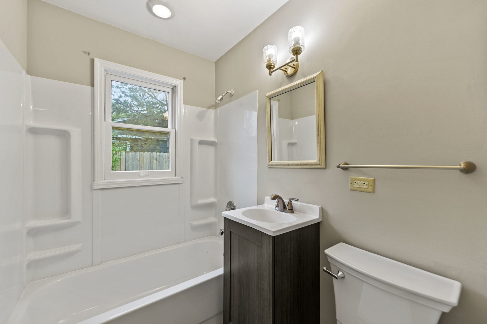 Carpentersville, Illinois 60110, United States, 3 Bedrooms Bedrooms, ,2 BathroomsBathrooms,Residential,Active,228753