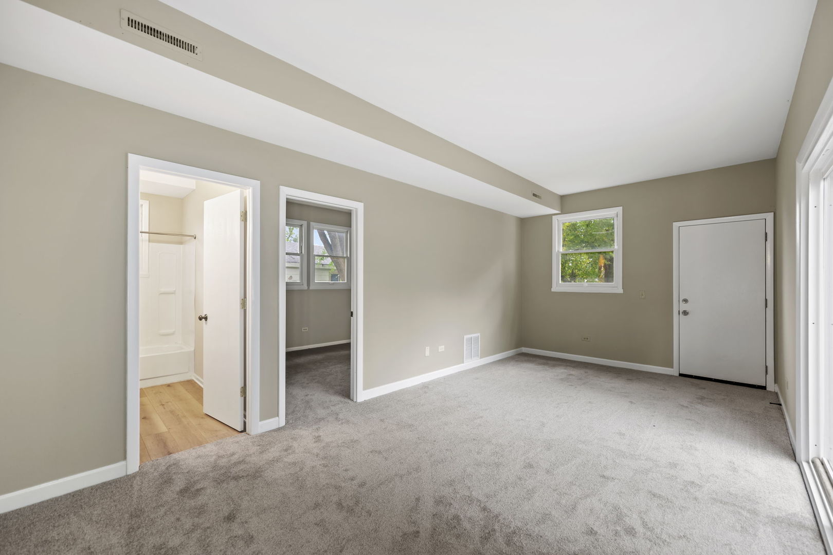 Carpentersville, Illinois 60110, United States, 3 Bedrooms Bedrooms, ,2 BathroomsBathrooms,Residential,Active,228753