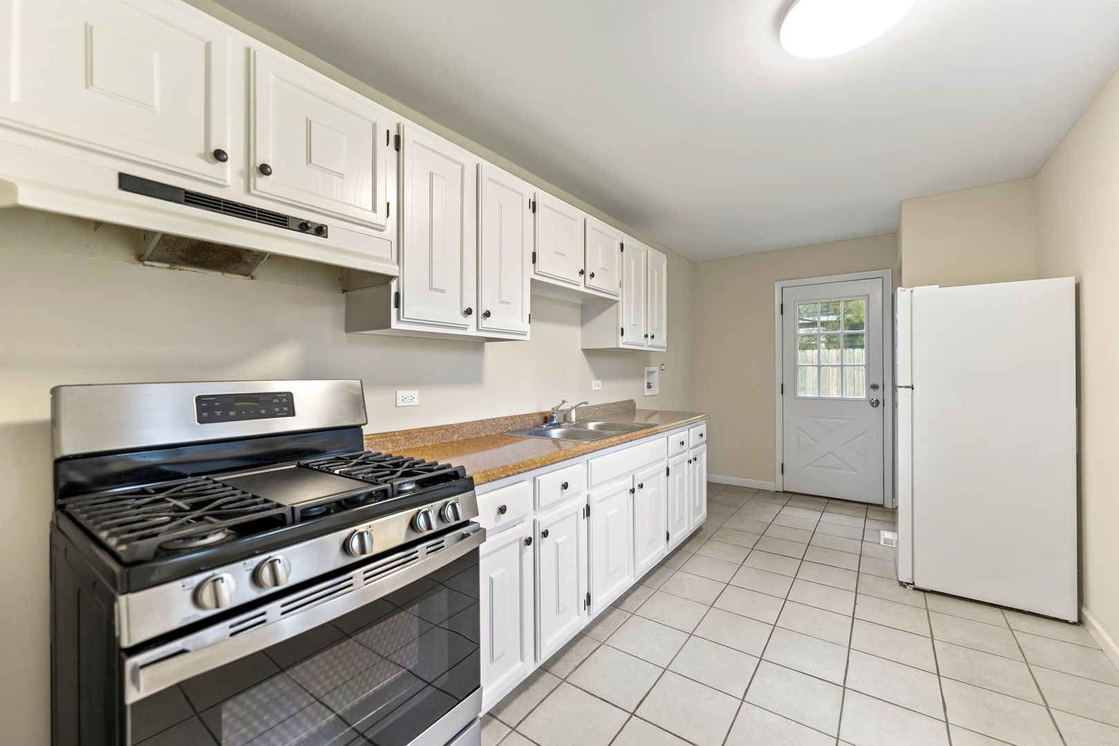 Carpentersville, Illinois 60110, United States, 3 Bedrooms Bedrooms, ,2 BathroomsBathrooms,Residential,Active,228753