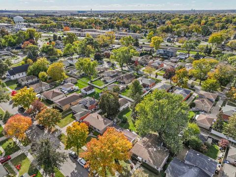 Tiny photo for 1724 Illinois Street, Des Plaines, IL 60018 (MLS # 12374453)