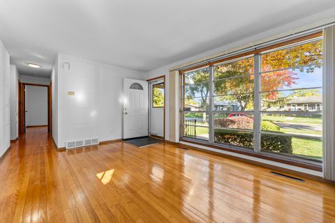 Tiny photo for 1724 Illinois Street, Des Plaines, IL 60018 (MLS # 12374453)