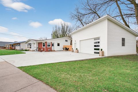 Tiny photo for 327 30th Avenue N, Clinton, IA 52732 (MLS # 12611702)