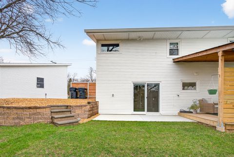Tiny photo for 327 30th Avenue N, Clinton, IA 52732 (MLS # 12611702)