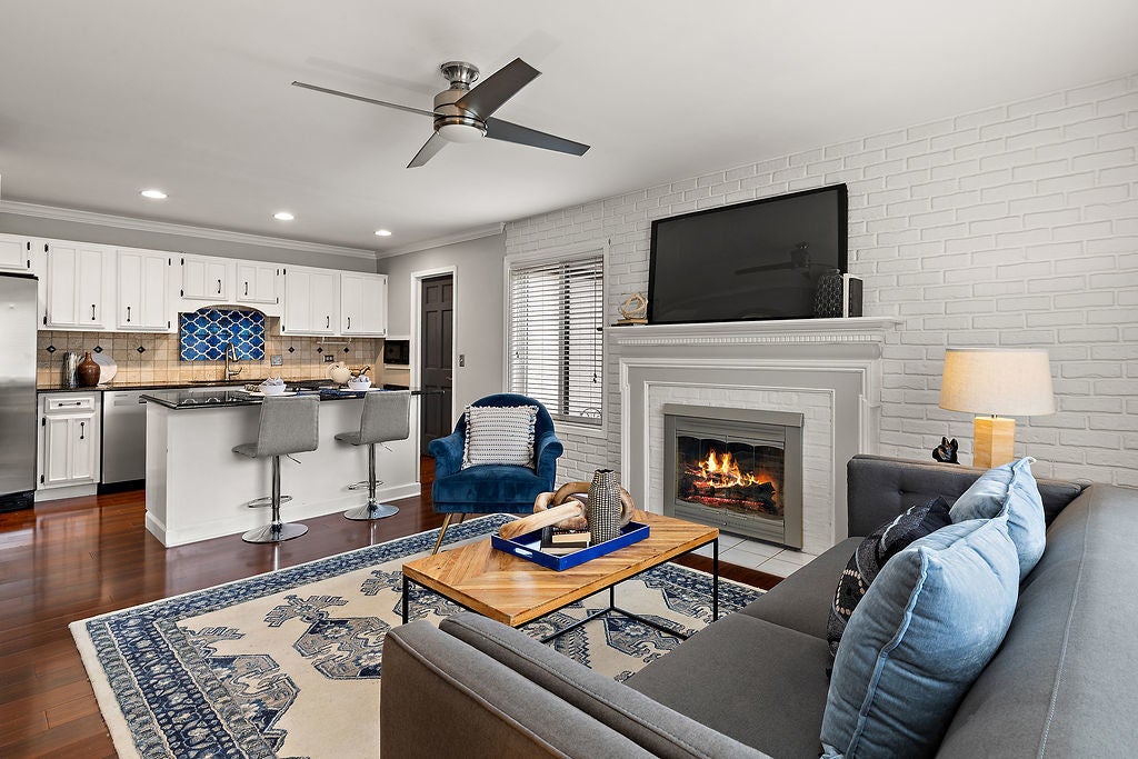 1296 Farnsworth Lane