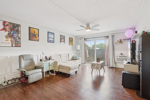 Tiny photo for 586 Fairway View Drive #1A, Wheeling, IL 60090 (MLS # 12516885)