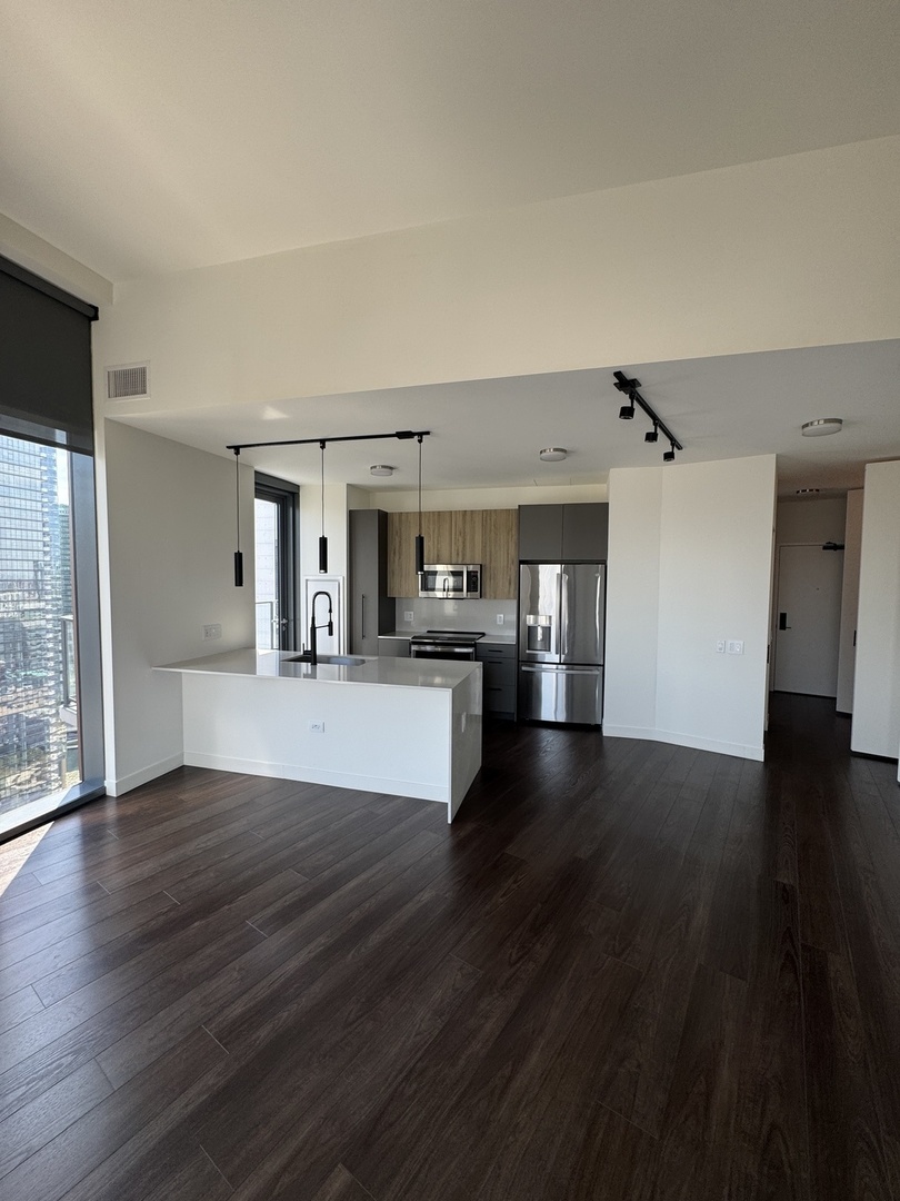 350 N Canal Street 3304