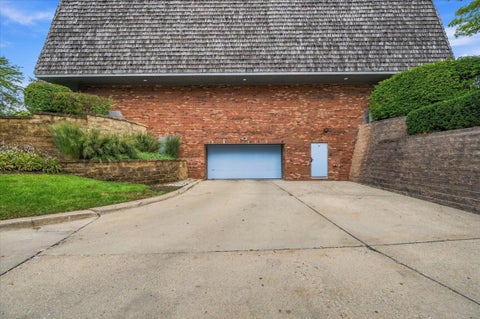 Tiny photo for 100 Red Top Drive #303, Libertyville, IL 60048 (MLS # 12763387)