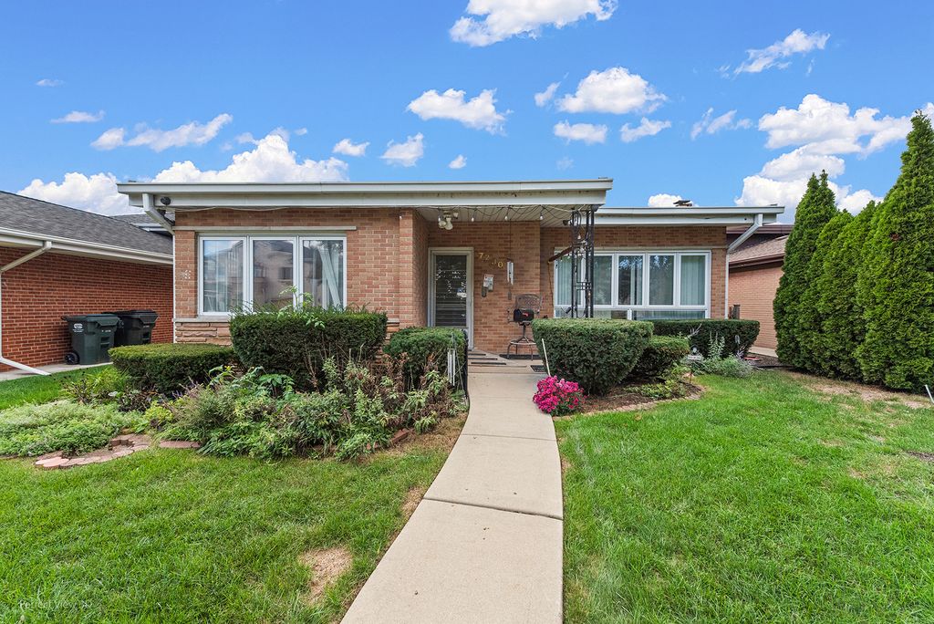 Photo for 7230 N Keeler Avenue, Lincolnwood, IL 60712 (MLS # 12491969)