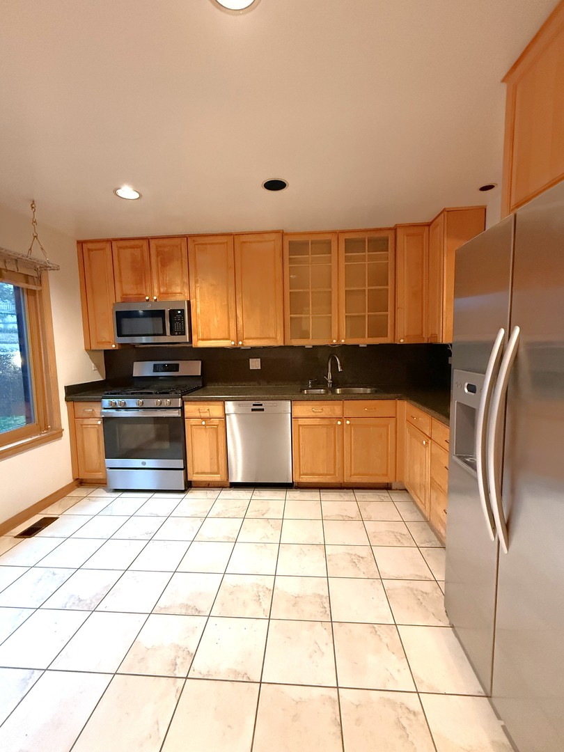 1800 N LARRABEE Avenue 1800