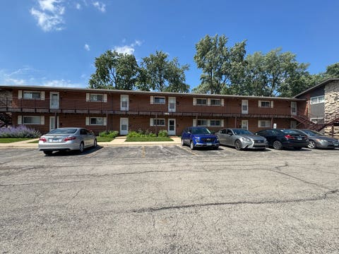 Photo of 1910 W Hatherleigh Court #2C, Mount Prospect, IL 60056 (MLS # 12698709)