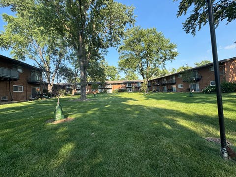Tiny photo for 1910 W Hatherleigh Court #2C, Mount Prospect, IL 60056 (MLS # 12698709)