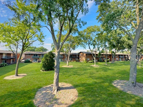 Tiny photo for 1910 W Hatherleigh Court #2C, Mount Prospect, IL 60056 (MLS # 12698709)